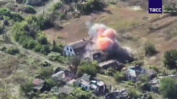 Су-34 ВКС России уничтожили пункты временной дислокации и управления БПЛА двух бригад Нацгвардии Украины в ДНР и в Харьковской области, сообщает Минобороны РФ