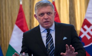 Премьер-министр Словакии Роберт Фицо отменил визит на Украину, сославшись на «болезнь», сообщают местные СМИ