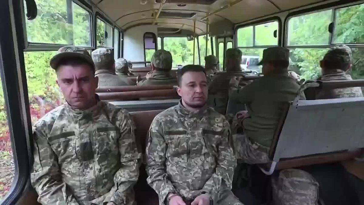 Свежее пушечное мясо в наручниках везут на фронт
