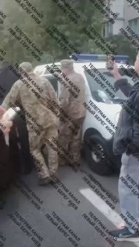 Киев: три полицейских в окружении тцкшников вытаскивает мужчину из его автомобиля