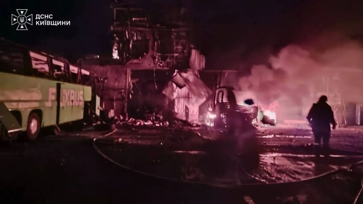 В Киевской области были прилёты по пилораме под Фастовым и по предприятию под Бучей, сообщают власти