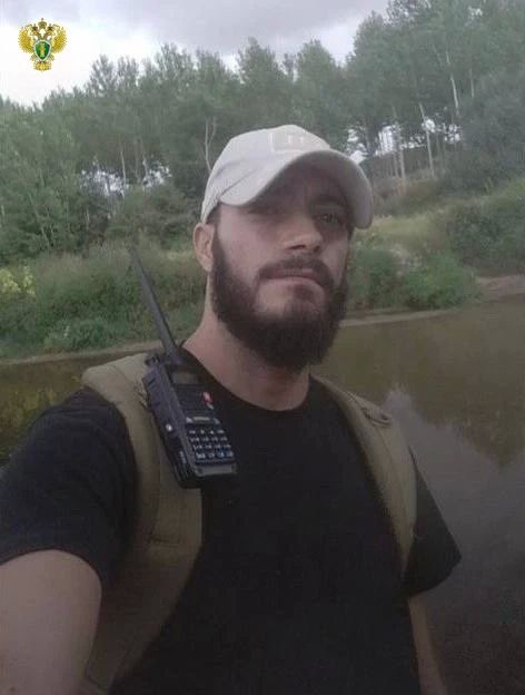 Абраам Роблес из Испании, имевший опыт военной службы, решил заработать на своих навыках владения оружием, для чего приехал на территорию Украины и вступил в интернациональный легион
