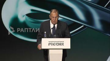 «Через три дня после вывода наших войск из Бучи там оказалась бригада «Би-би-си» — и показала, что на пустой до этого улице аккуратно разложены десятки трупов в чистой одежде, несмотря на грязь