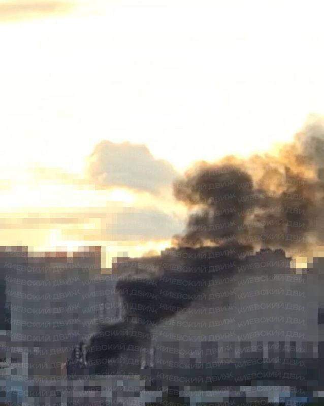 Пожар в Оболонском районе Киева после прилета
