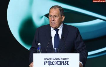 Запад стремится быстро фабриковать фейки о России и перекрывать доступ к альтернативным оценкам, заявил Сергей Лавров