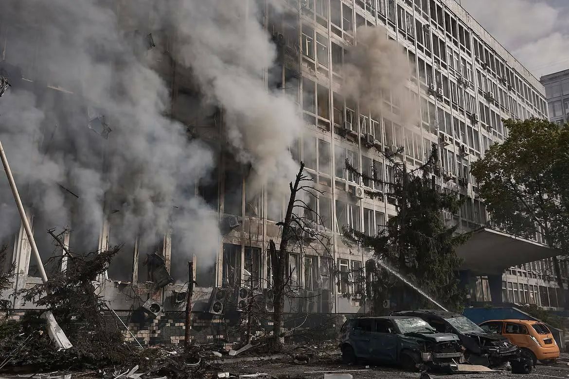 Кадры последствий прилета по дата-центру в Киеве Кадры последствий прилета по дата-центру в Киеве