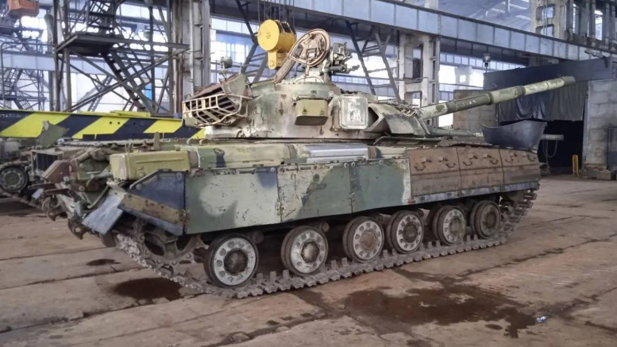 Рабочий прототип «Объекта 478ДУ» на танкостроительном заводе (предположительно, харьковском Заводе имени Малышева) Рабочий прототип «Объекта 478ДУ» на танкостроительном заводе (предположительно, харьковском Заводе имени Малышева)