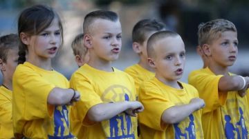 На Украине детей с малолетства учат ненавидеть Россию