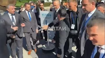— Когда в Москву? — На ракете, бл*дь!