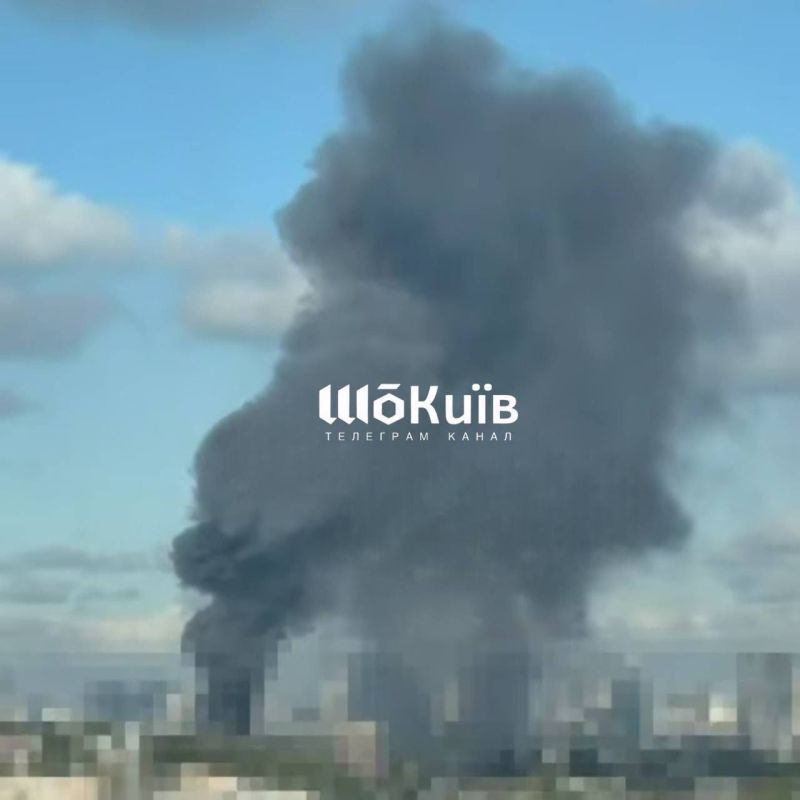 Об очередных ударах БпЛА недалеко от ж/д вокзала в Киеве сообщают паблики Об очередных ударах БпЛА недалеко от ж/д вокзала в Киеве сообщают паблики