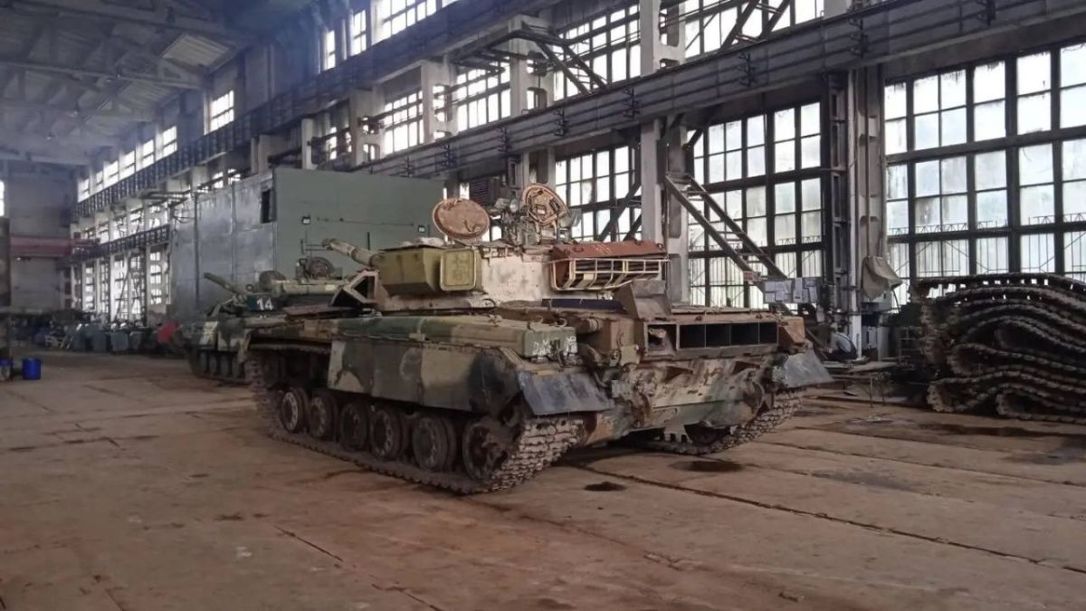 Рабочий прототип «Объекта 478ДУ» на танкостроительном заводе (предположительно, харьковском Заводе имени Малышева) Рабочий прототип «Объекта 478ДУ» на танкостроительном заводе (предположительно, харьковском Заводе имени Малышева)