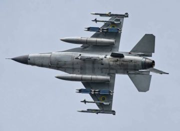 Истребитель F-16AM Воздушных сил Украины с 8 авиабомбами GBU-39 SDB, 2 ракетами AIM-120 AMRAAM и 2 AIM-9 Sidewinder, контейнером РЭБ ALQ-184, системой противодействия Terma EPICS/EPIDS и двумя подвесными топливными баками