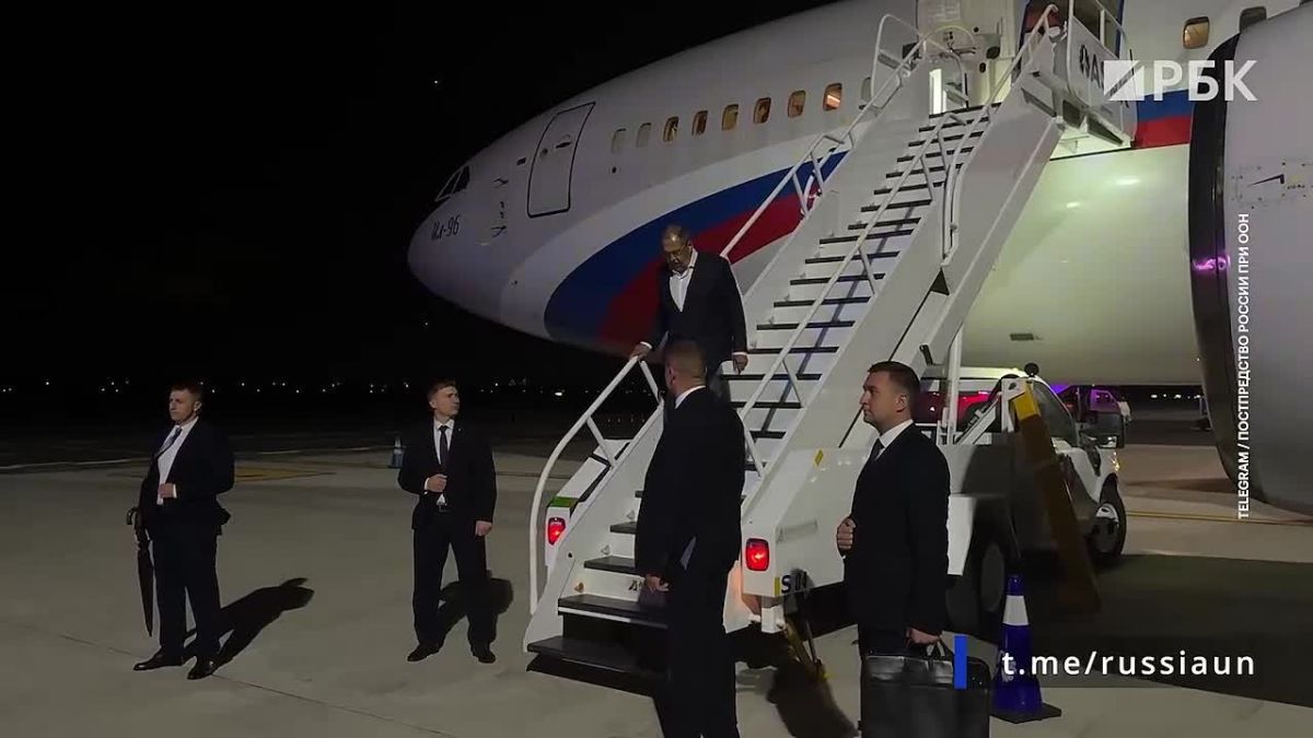 Глава МИД России Сергей Лавров прибыл в Нью-Йорк для участия в мероприятиях Недели высокого уровня 81-й сессии Генеральной Ассамблеи ООН, передает корреспондент РБК