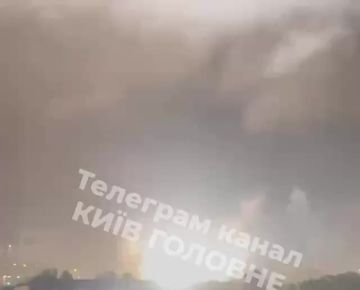 Красное зарево виднеется в небе над Киевом после взрывов. Также сообщают о пожаре. В некоторых районах пропали вода и электричество, пишут местные группы