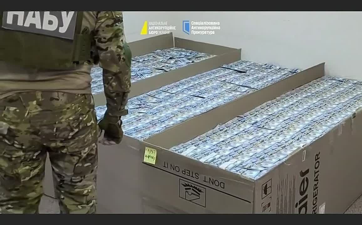 При обыске у бывшего директора оборонных закупок Украины нашли 140 миллионов долларов в коробках от холодильников