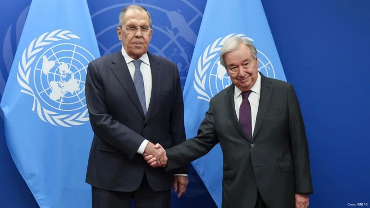 Глава МИД РФ Сергей Лавров и генсек ООН Антониу Гутерриш обсудили конфликт на Украине, в том числе его глобальные последствия, известно из пресс-службы офиса генсека ООН