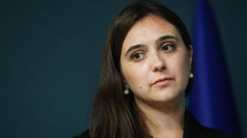 Зеленский спасает себя, жертвуя тысячами жизней украинцев, заявила его бывший пресс-секретарь Юлия Мендель в интервью Такеру Карлсону