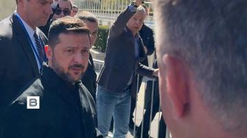 От "Слуги народа" до "Слуги всех господ": журналист ИС "Вести" Валентин Богданов проследил, как менялись визиты Зеленского на Генассамблею ООН - от первого, когда он свободно давал интервью российским журналистам, до этого...