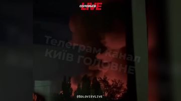 Новые кадры пожара после удара по складам в Соломенском районе Киева публикуют в соцсетях
