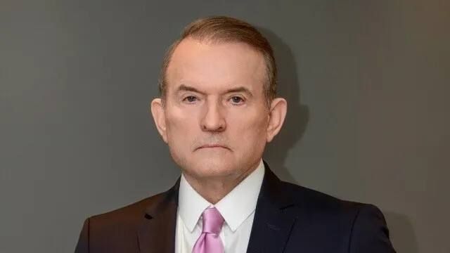 Поведение Зеленского в Нью-Йорке показало, что он — полностью зависимая фигура: что прикажут кукловоды, то он и сделает, заявил Виктор Медведчук, лидер движения «Другая Украина», в своей авторской колонке на сайте «Вести»