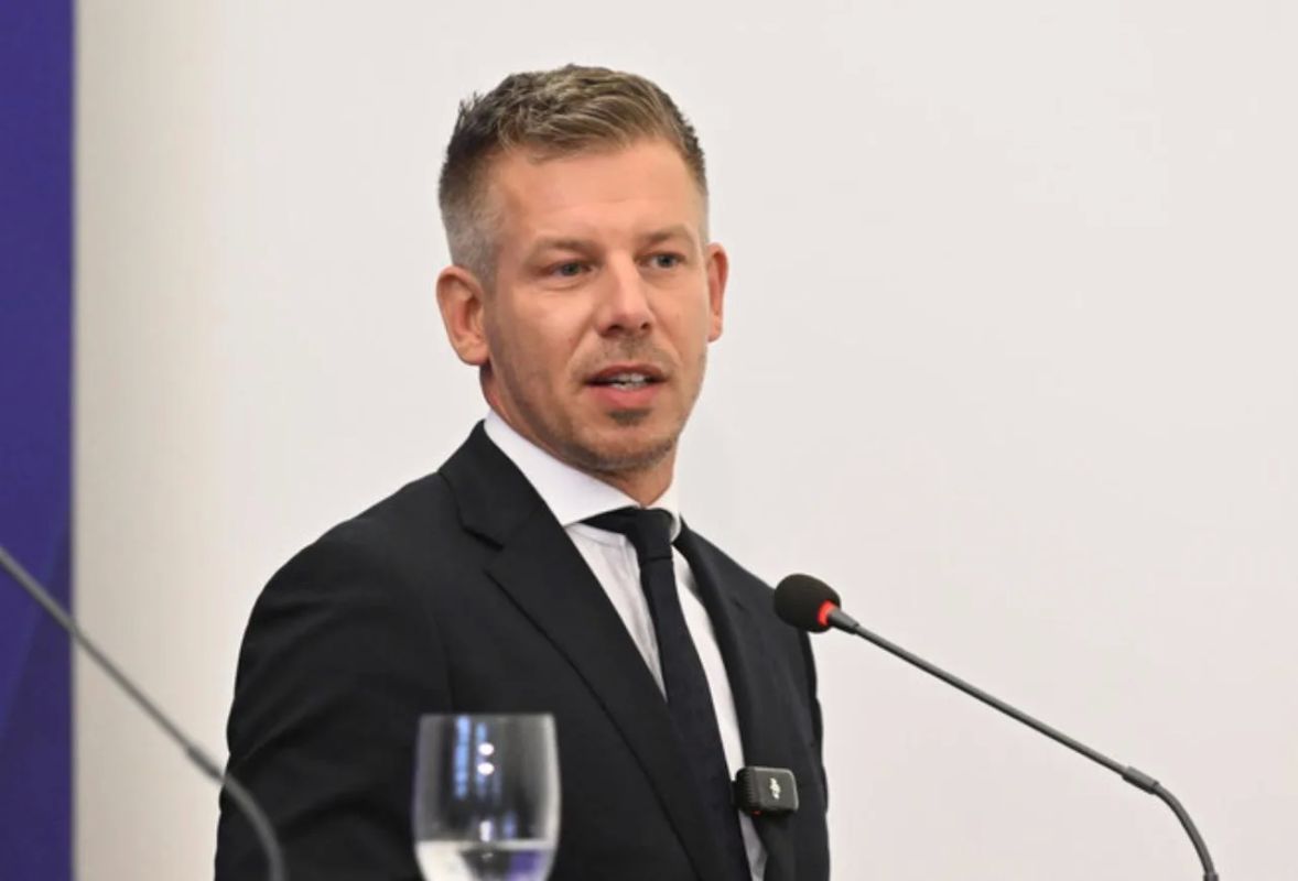 Премьера Венгрии лишили неприкосновенности из-за украденного телефона
