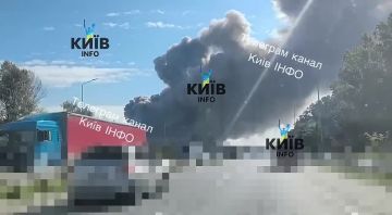Масштабный пожар в районе Броваров под Киевом после прилета