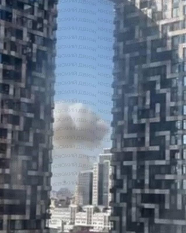 Дым снова поднимается в небо над Киевом