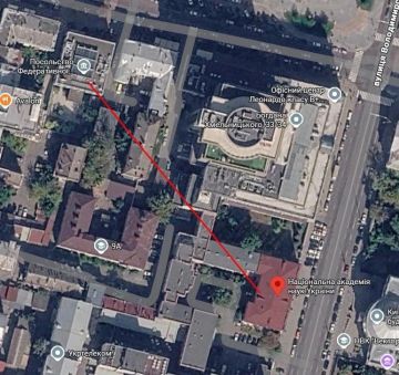 После удара по центру Киева сгорело здание Академии наук Украины