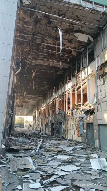 Так выглядит КВЦ «Парковый» в Киеве, где расположен крупный центр обработки данных и куда сегодня ночью прилетели русские «Герани» Так выглядит КВЦ «Парковый» в Киеве, где расположен крупный центр обработки данных и куда сегодня ночью прилетели русские «Герани»