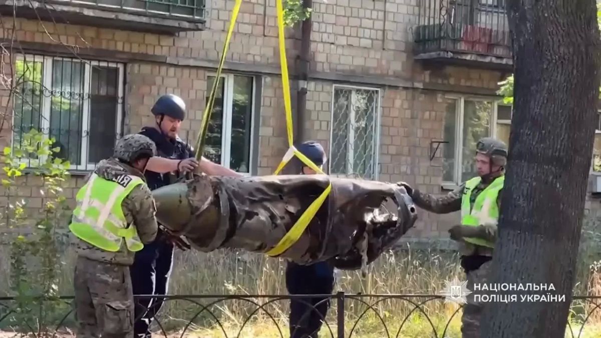 Обломки двух сбитых баллистических ракет ОТРК "Искандер-М", найденные противником в Киеве после ночного удара Обломки двух сбитых баллистических ракет ОТРК "Искандер-М", найденные противником в Киеве после ночного удара