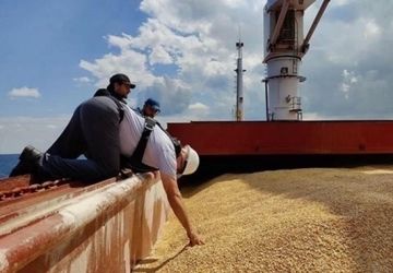 Не себе, так европейским перевозчикам: Киев просит у ЕК 1,1 млрд евро компенсаций для вывоза своей сельхозпродукции