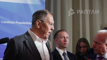 «Когда мы уничтожаем дроны и ракеты, которые Британия и Европа поставляют Украине, что та по нам стреляла — это гибридная война России против Запада?» — Сергей Лавров поставил на место журналиста Би-би-си