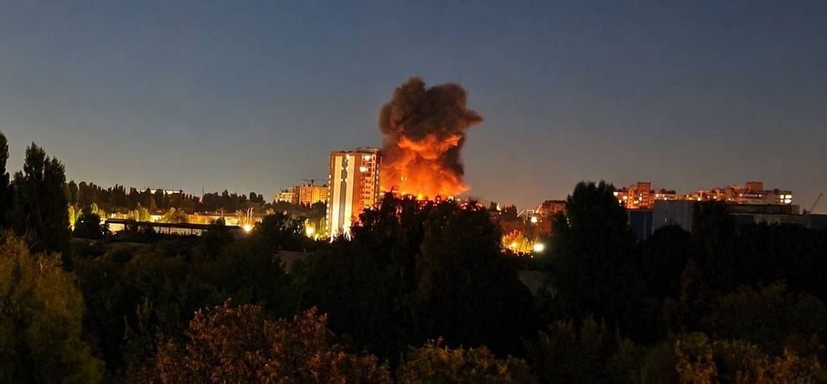 Пожар после падения обломков «Шахеда» во дворе ЖК в Соломенском районе Киева Пожар после падения обломков «Шахеда» во дворе ЖК в Соломенском районе Киева