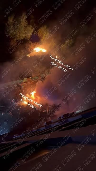 Пожар после падения обломков «Шахеда» во дворе ЖК в Соломенском районе Киева