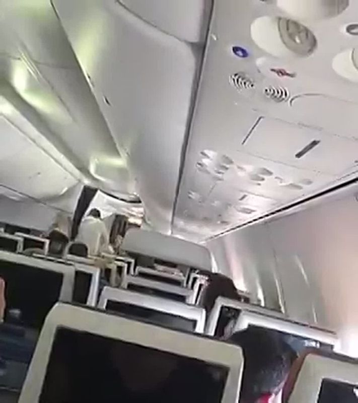 Кадры начала драки в кабине Flydubai: по новой версии, посадить рейс помогли пилоты из России и Украины