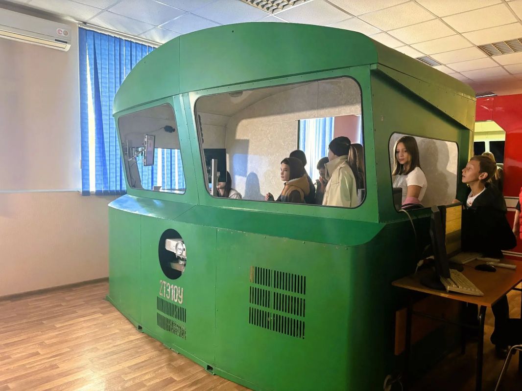 Для юных жителей Алтайского края провели экскурсию на автомотрисе Для юных жителей Алтайского края провели экскурсию на автомотрисе