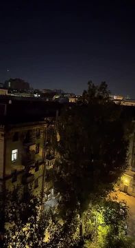 Момент прилета баллистических ракет по ночному Киеву и вспышки от ударов