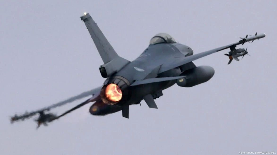 Украина может остаться без истребителей F-16 к концу года — уже сейчас более половины воздушных судов стоят в очереди на техобслуживание, пишет The Wall Street Journal