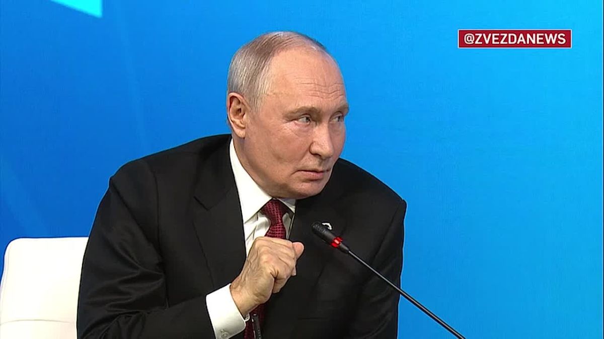 Украина не может существовать самостоятельно, она управляется извне и утрачивает государственность, подчеркнул Путин
