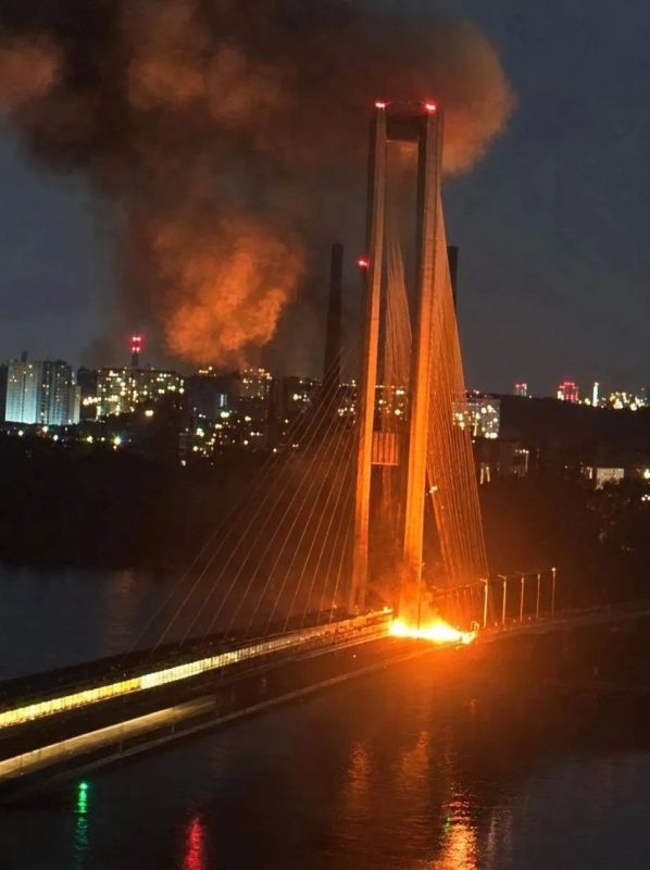 Эпичные кадры: после удара в Киеве перекрыто три моста, начался транспортный коллапс Эпичные кадры: после удара в Киеве перекрыто три моста, начался транспортный коллапс