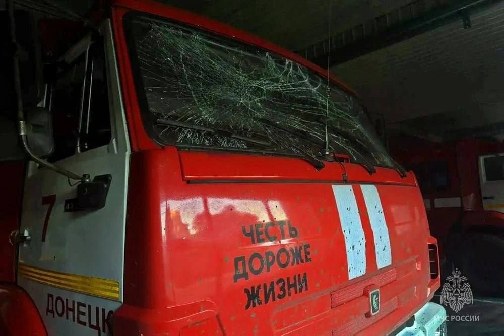 Восемь спасателей пострадали в результате удара беспилотника по ДНР, сообщили в МЧС Восемь спасателей пострадали в результате удара беспилотника по ДНР, сообщили в МЧС