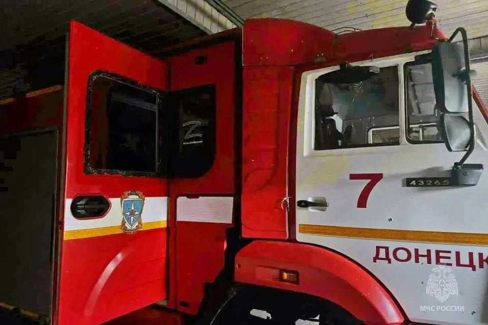 Восемь спасателей пострадали в результате удара беспилотника по ДНР, сообщили в МЧС
