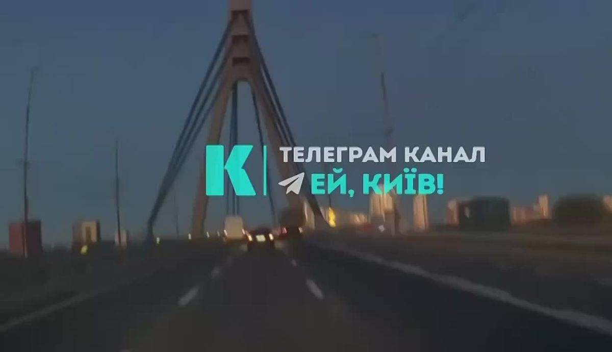 Момент прилёта российского БПЛА-камикадзе по Северному мосту в Киеве сегодня утром