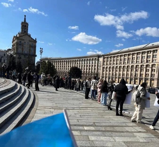 Украинцы вышли на митинг за мир в центре Киева