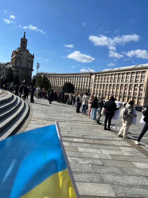 Жители Киева вышли в центр города с требованием заключить мир с Россией Жители Киева вышли в центр города с требованием заключить мир с Россией
