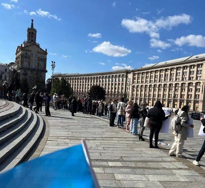 Украинцы вышли на акцию за мир в центре Киева