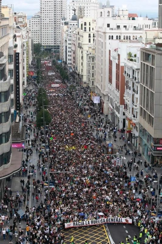 В Испании сотни тысяч вышли на протест из-за жилищного кризиса, власти Испании упрекают в том, что деньги идут на войну, а не на жильё В Мадриде вспыхнули массовые протесты. Организаторы заявляют о почти 500 тыс. участников... В Испании сотни тысяч вышли на протест из-за жилищного кризиса, власти Испании упрекают в том, что деньги идут на войну, а не на жильё В Мадриде вспыхнули массовые протесты. Организаторы заявляют о почти 500 тыс. участников...