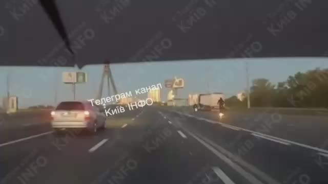 Северный мост в Киеве закрыли после удара