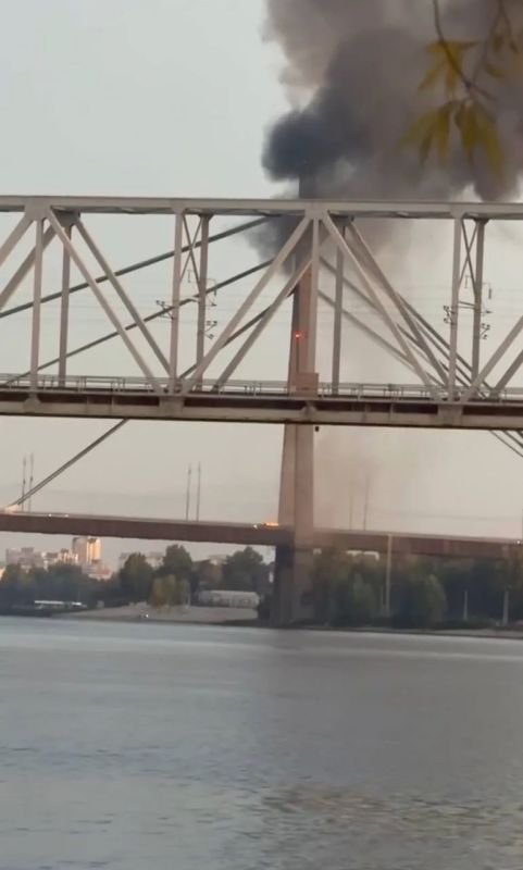 В Киеве сообщают об ударе по ещё одному мосту В Киеве сообщают об ударе по ещё одному мосту