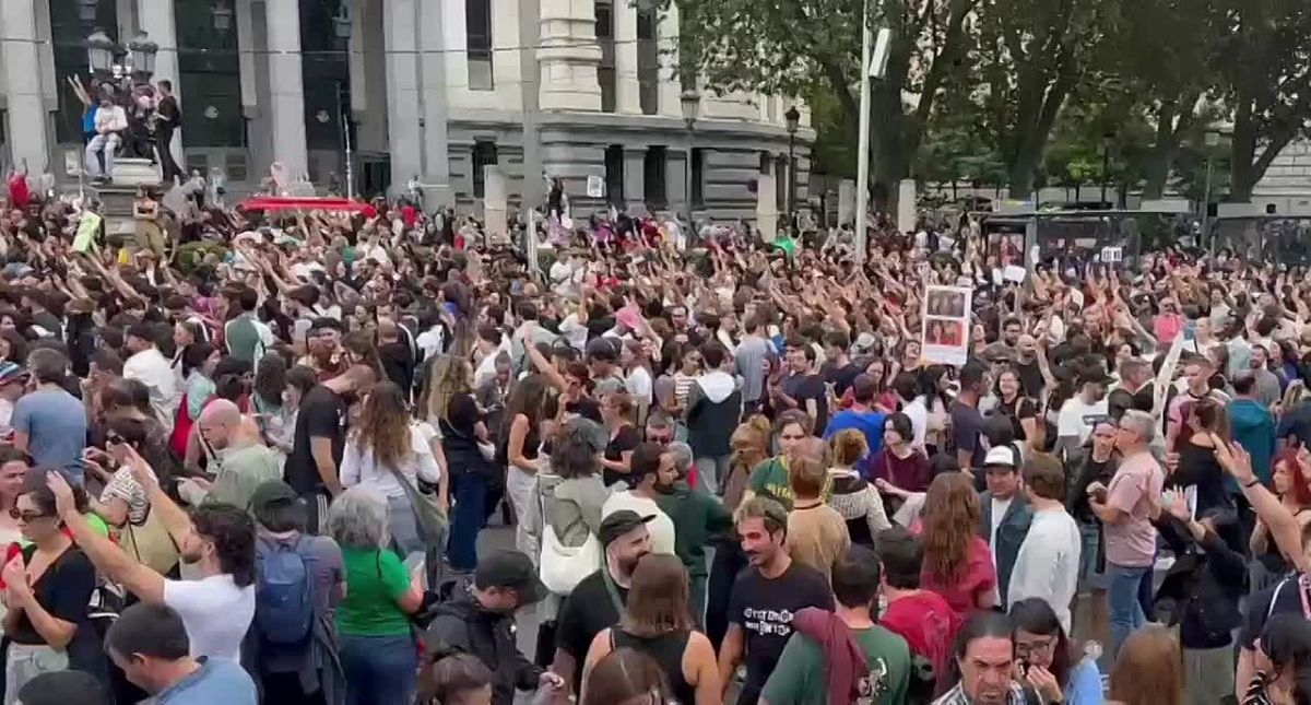 В Испании сотни тысяч вышли на протест из-за жилищного кризиса, власти Испании упрекают в том, что деньги идут на войну, а не на жильё В Мадриде вспыхнули массовые протесты. Организаторы заявляют о почти 500 тыс. участников...